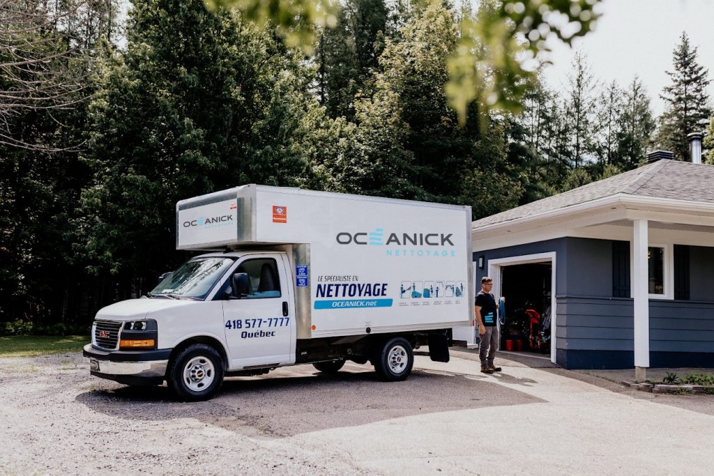 Océanick Nettoyage, compagnie de nettoyage professionnel à Québec. Camion de l’entreprise et un expert en propreté.