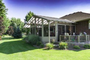 Solarium 3 saisons de Sunspace Sunrooms. Moreau PRS, fier détaillant, accueille ses clients dans sa succursale à Québec.